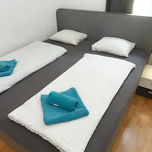 In Near Schoenbrunn & Westbahnhof - Keyless Check-in Appartamento Vienna